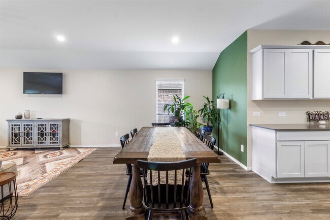 Building Photo - 1008 Llano Trl