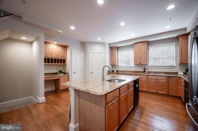 Building Photo - 420 Cook St