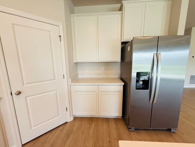 Building Photo - New built 4 bedroom 3 bath 3 car garage in Coddington Subdivision