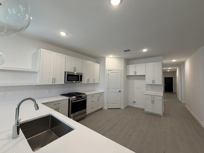 Building Photo - 8338 Bay Oaks Dr