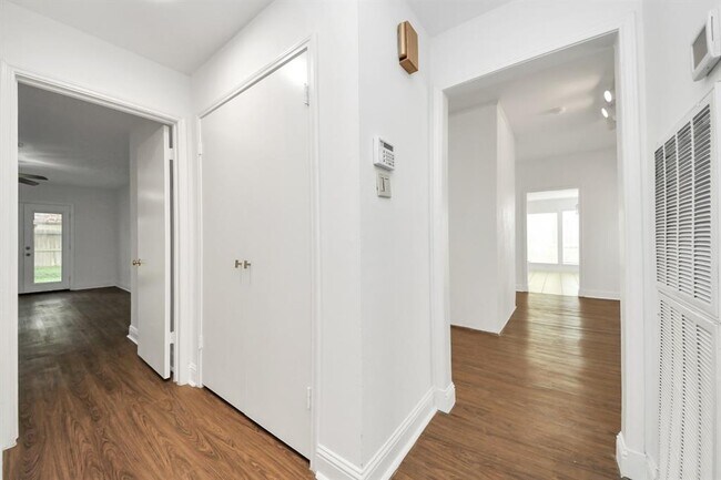 Building Photo - 11415 Ella Lee Dr
