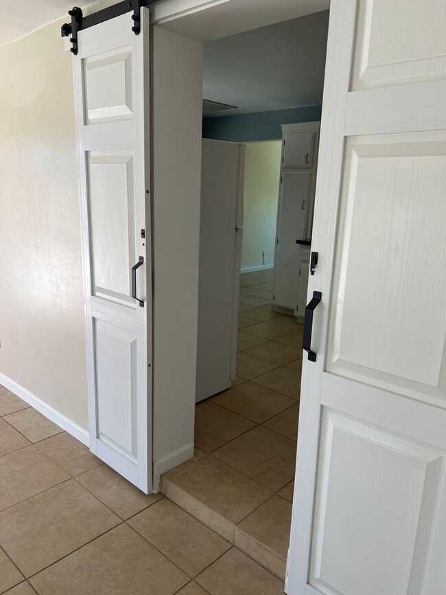 Building Photo - 4831 E Hampton St