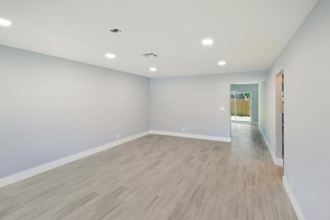 Building Photo - 9126 Roan Ln