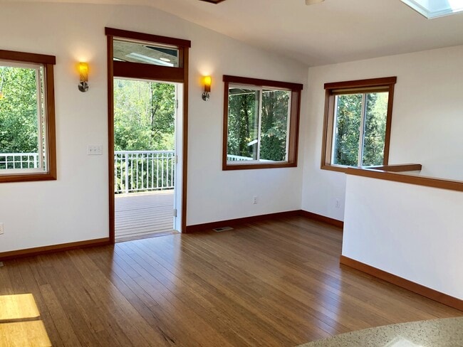 Building Photo - Bellevue Apartment