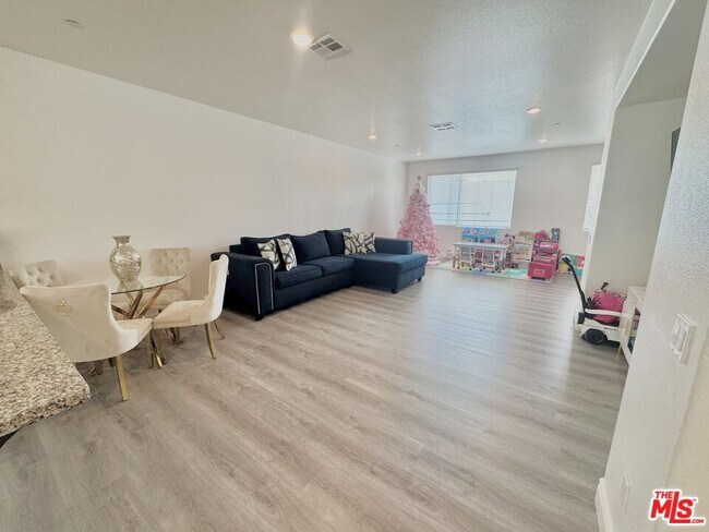 Building Photo - 14412 Kiwi Ln