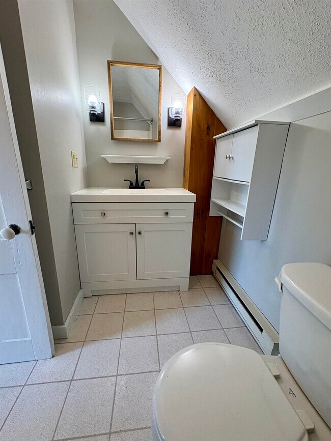 Building Photo - 834 Main St