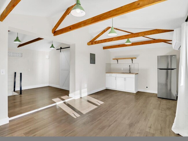 Building Photo - 544 W 17th Pl