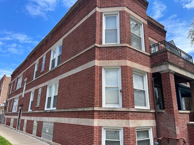 Building Photo - 1300 E 72nd St