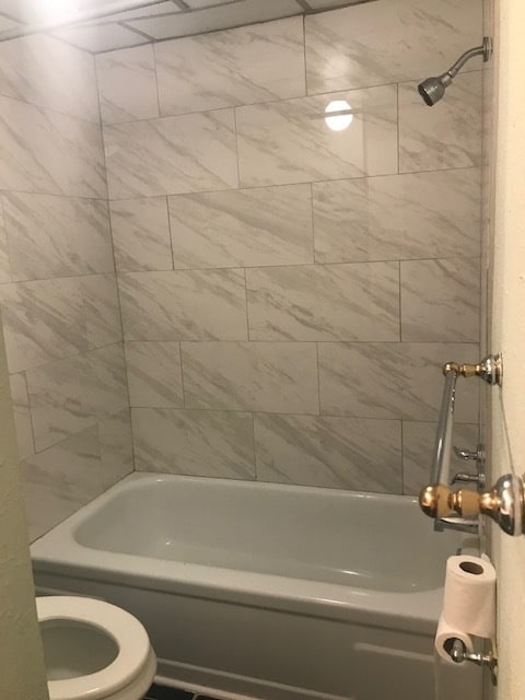 Bathroom Shower/Tub - 7024 N Holiday Dr