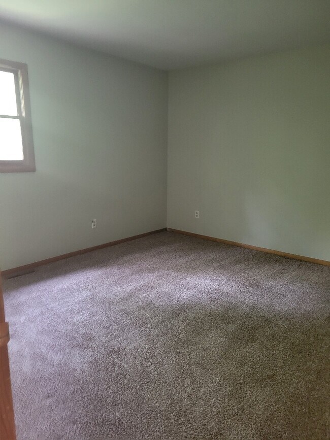 Building Photo - 585 Friendship Dr