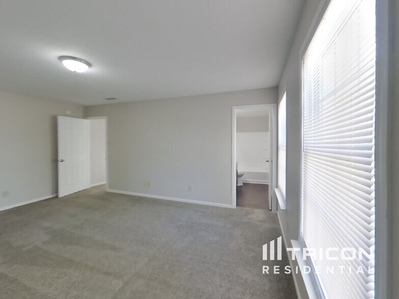 Building Photo - 7657 Charlotte Dr