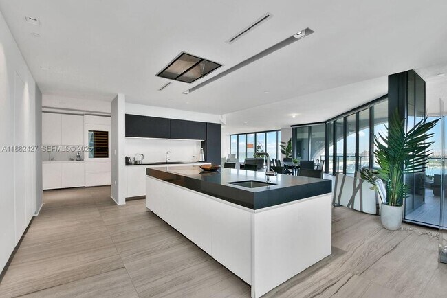 Building Photo - 1000 Biscayne Blvd