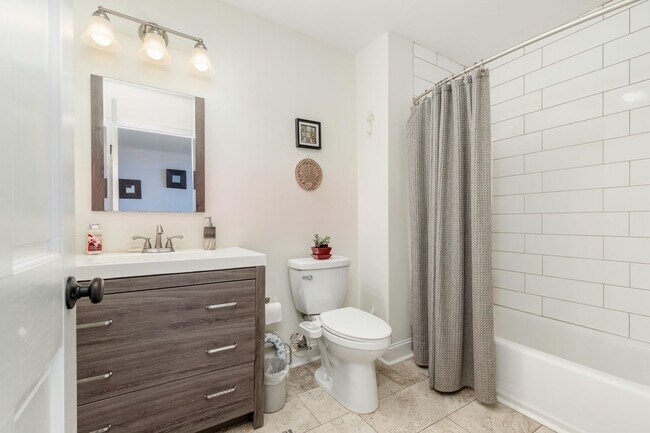 Building Photo - Stunning, Chic 2-Bedroom Apartment in the ...