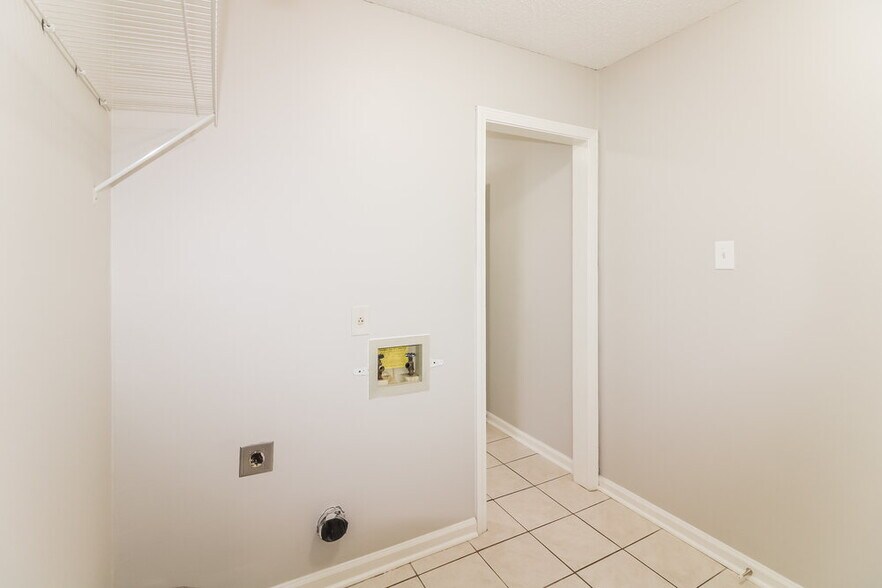 Building Photo - 7856 Deer Cove