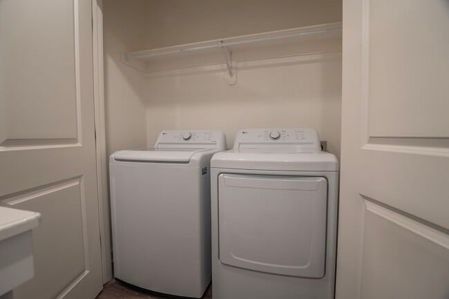 Building Photo - 2 Bedroom 2.5 Bath in Fayetteville!