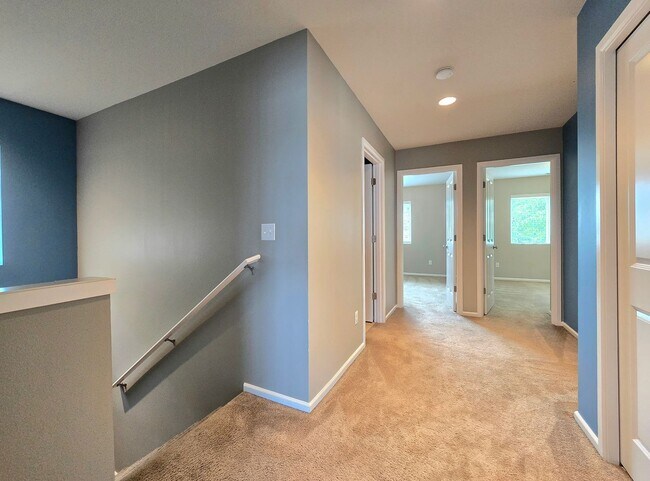 Building Photo - 4 Bedroom Home with Lake Views - Pet Frien...