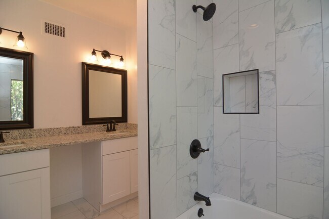 Building Photo - Well Maintained 3 Bedroom 2 Bath Home! Located in a Desirable North Tucson Location! Short Term R...