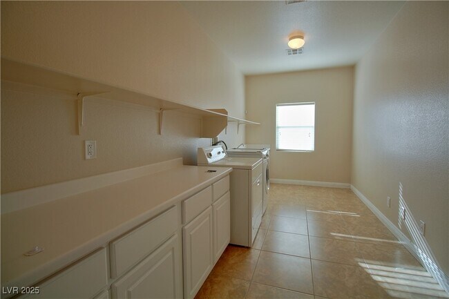 Building Photo - 8337 Christinas Cove Ave