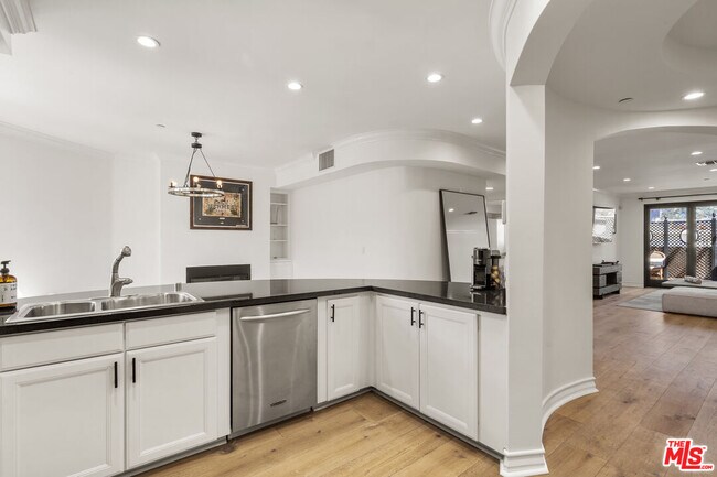 Primary Photo - 122 N Clark Dr