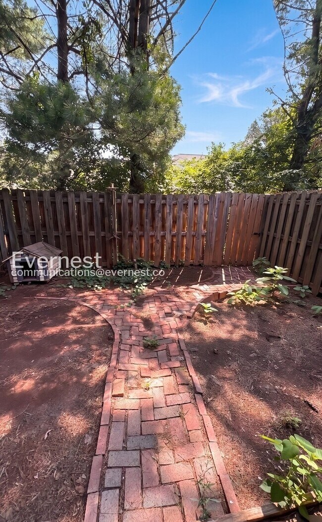 Building Photo - 3 Bed, 3.5 Bath Townhome with Modern Amenities / Available Now!