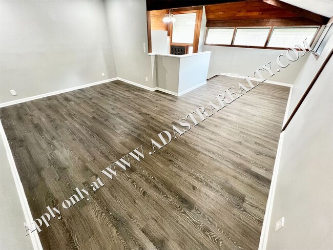 Building Photo - Spacious Shawnee Duplex-Available NOW!!