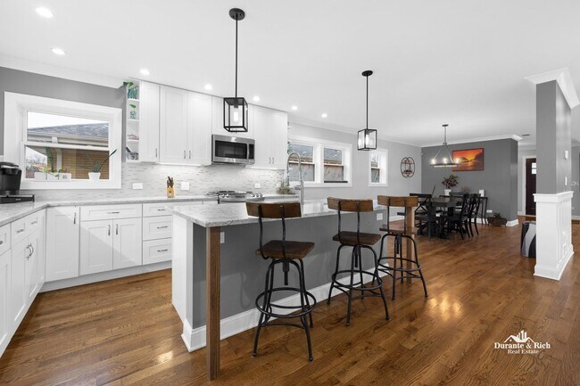 Building Photo - Stunning 4 Bedroom, 3.5 Bath Executive Rental