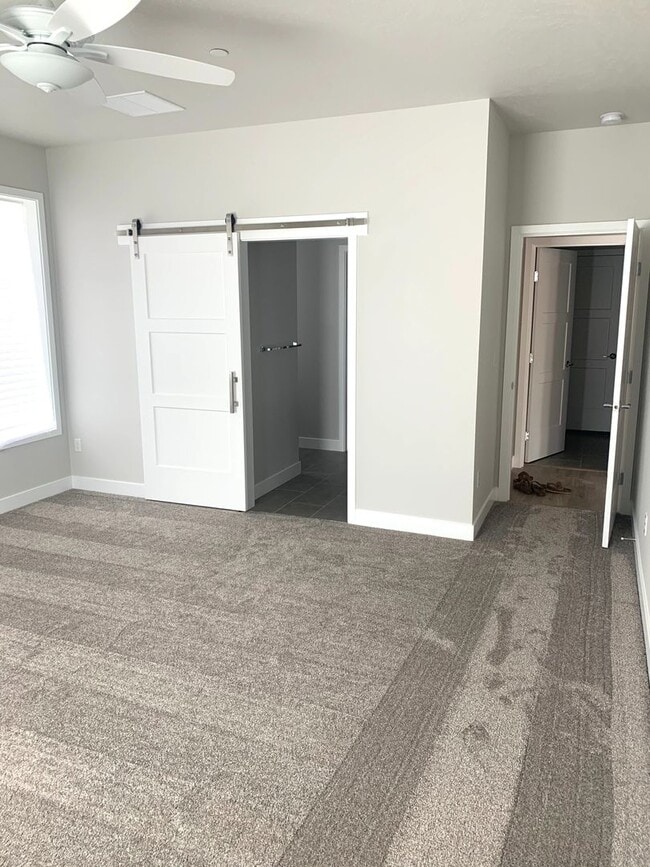 Building Photo - Beautiful newer construction home in Richl...