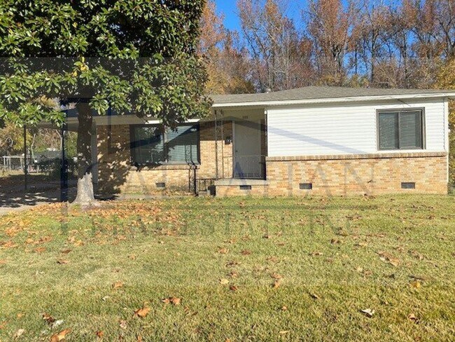 Building Photo - NLR Updated Home