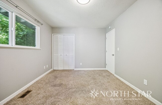 Building Photo - Beautiful Lake Oswego Ranch Home in Red Fo...