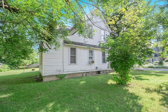 Building Photo - 1703 S Park St