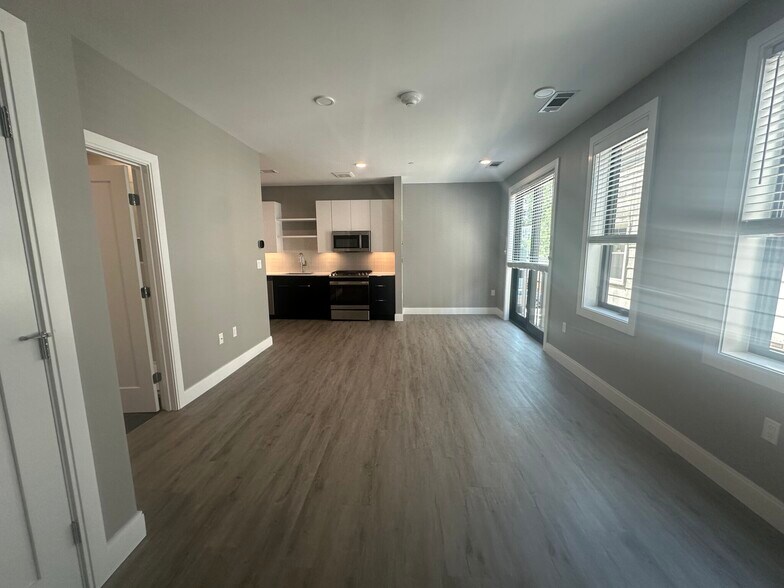 Building Photo - 656 Saratoga St