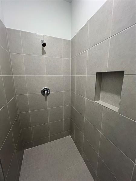 Building Photo - 655 SE Lk Fls St