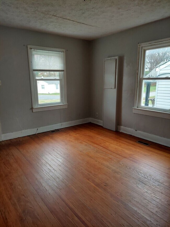 Building Photo - 2210 Haden St