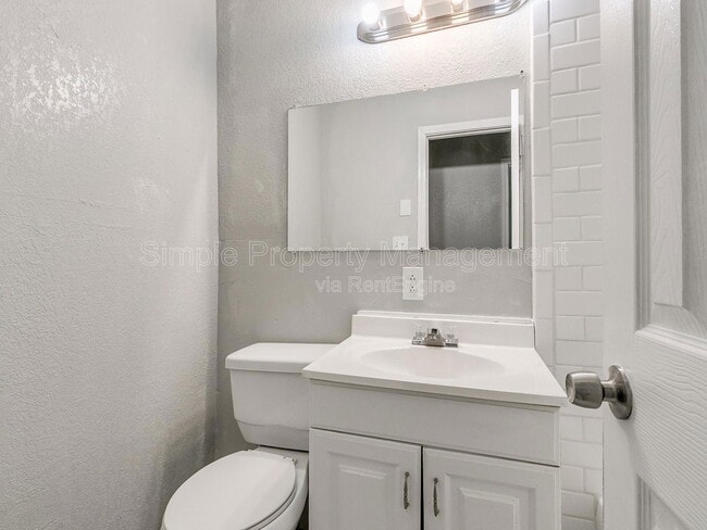 Building Photo - 3204 NE 11th St