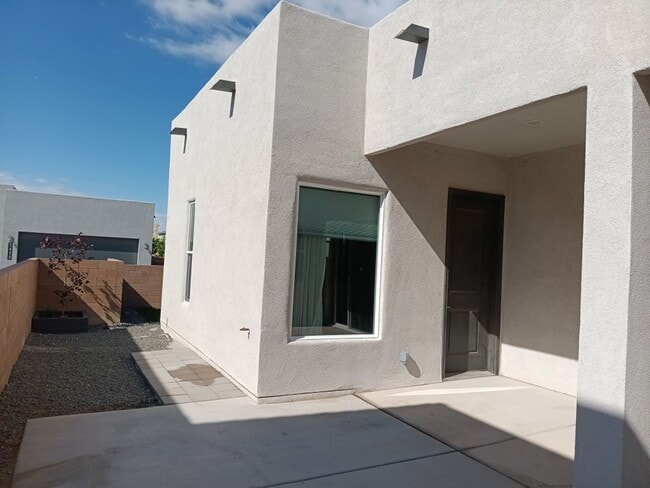 Building Photo - Stunning 4-bedroom, 3.5-bathroom home loca...