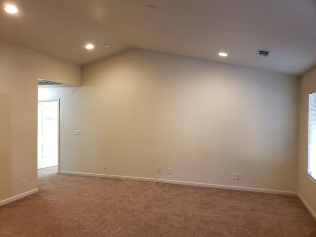 Building Photo - Cute 3 bedroom/2 bath downtown home!