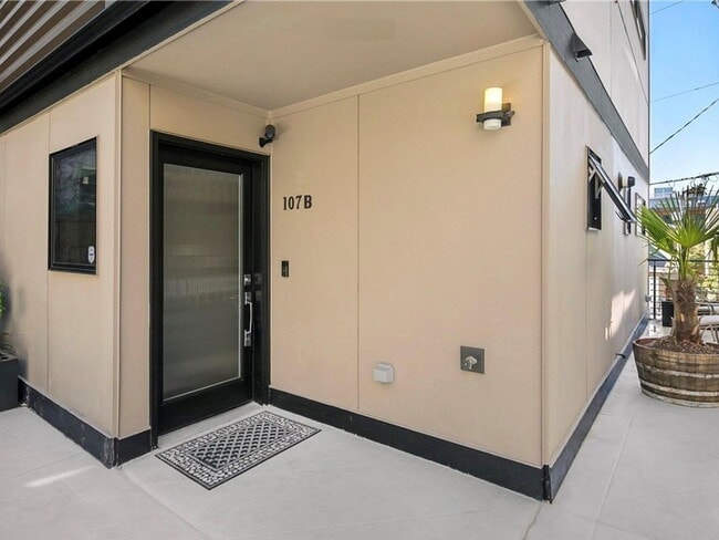 Building Photo - 107B 13th Ave E