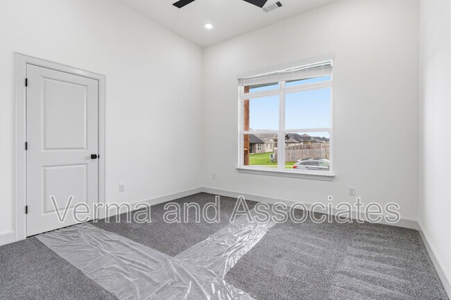 Building Photo - 920 Trestle Ln