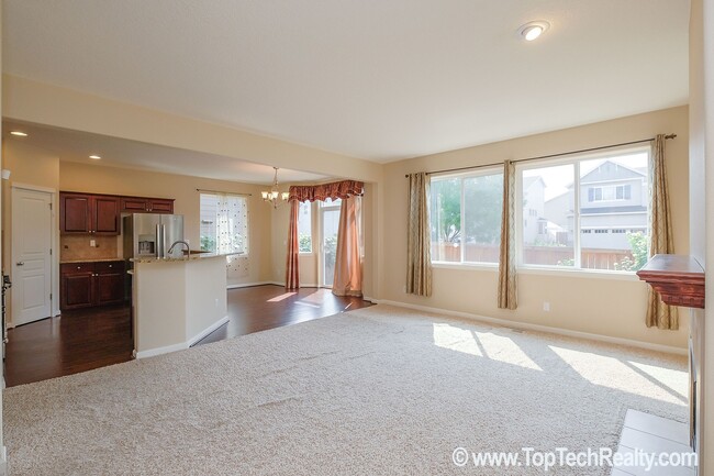 Building Photo - Stunning 4-BR + Den Home | Walk to 53rd Park | Close to Intel | Max & Shopping | Fenced Yard