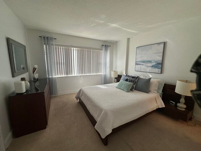 Building Photo - 1169 Hillsboro Mile