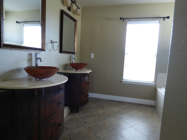 Building Photo - "Charming 3-Bed, 3-Bath Gem with 2604 Sq Ft of Comfort in Highlands Ranch!"