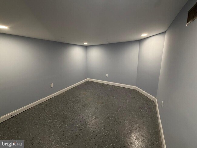 Building Photo - 363 E Airy St