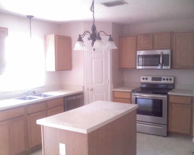 Building Photo - 1745 W Marshall Lake Dr