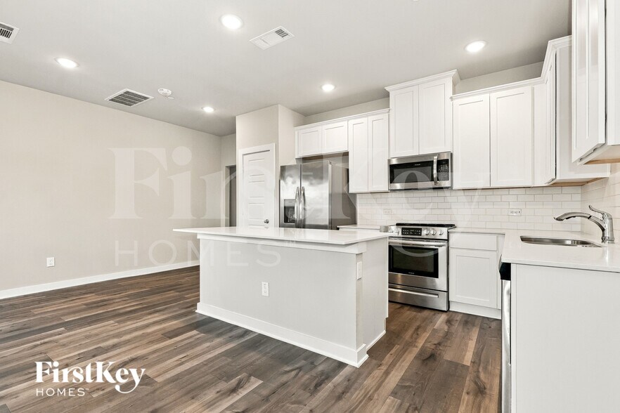 Building Photo - 313 N Centro Cir