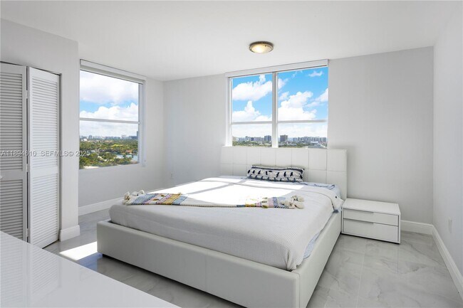 Building Photo - 1800 Sunset Harbour Dr