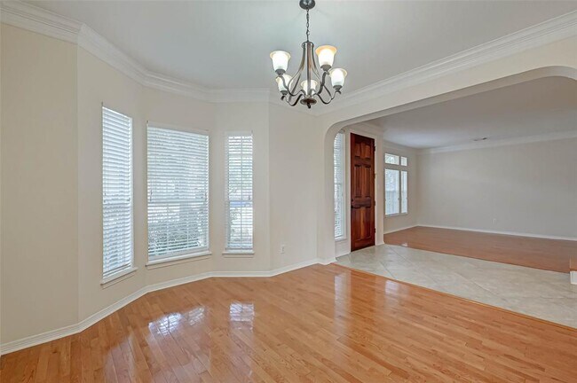Building Photo - 910 Chinni Ct