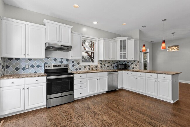 Building Photo - **MOVE IN SPECIAL** $500 off first months ...