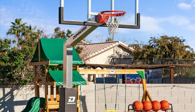 Building Photo - 2431 E Laurel St