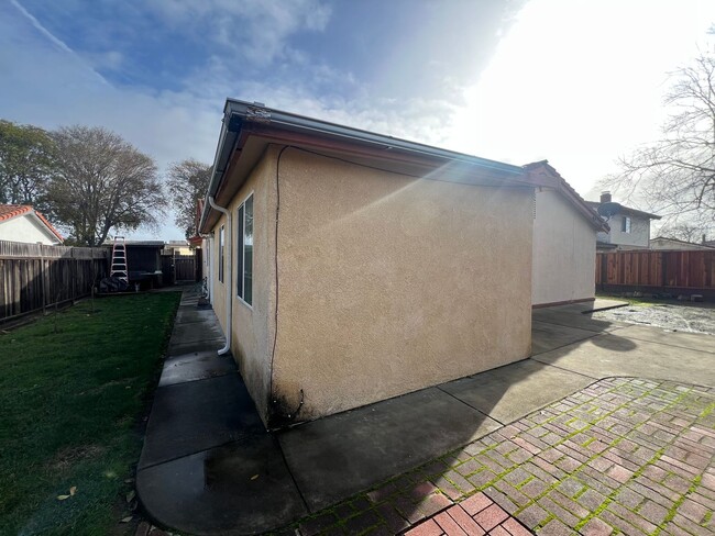 Building Photo - Lovely Pioneer Park home in quiet neighbor...