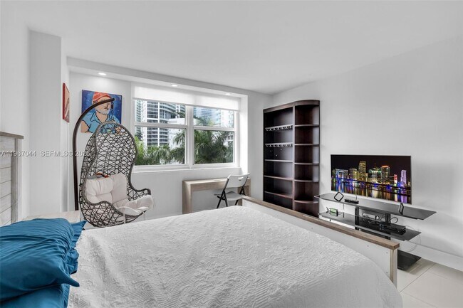 Building Photo - 1155 Brickell Bay Dr